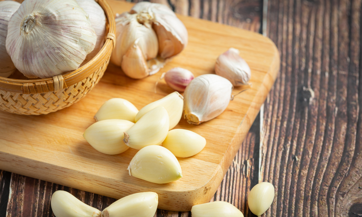 fresh raw garlic ready to cook