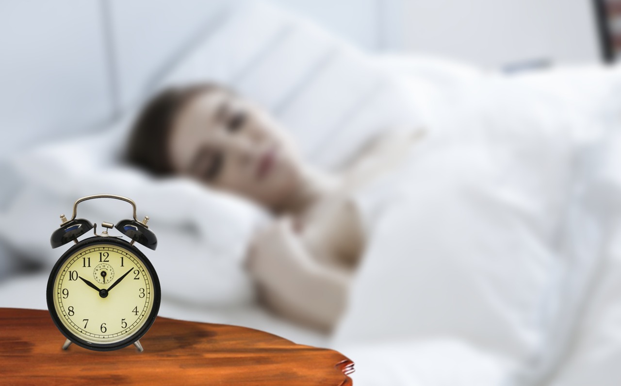 Ngủ muộn khiến tăng hay giảm cân? 