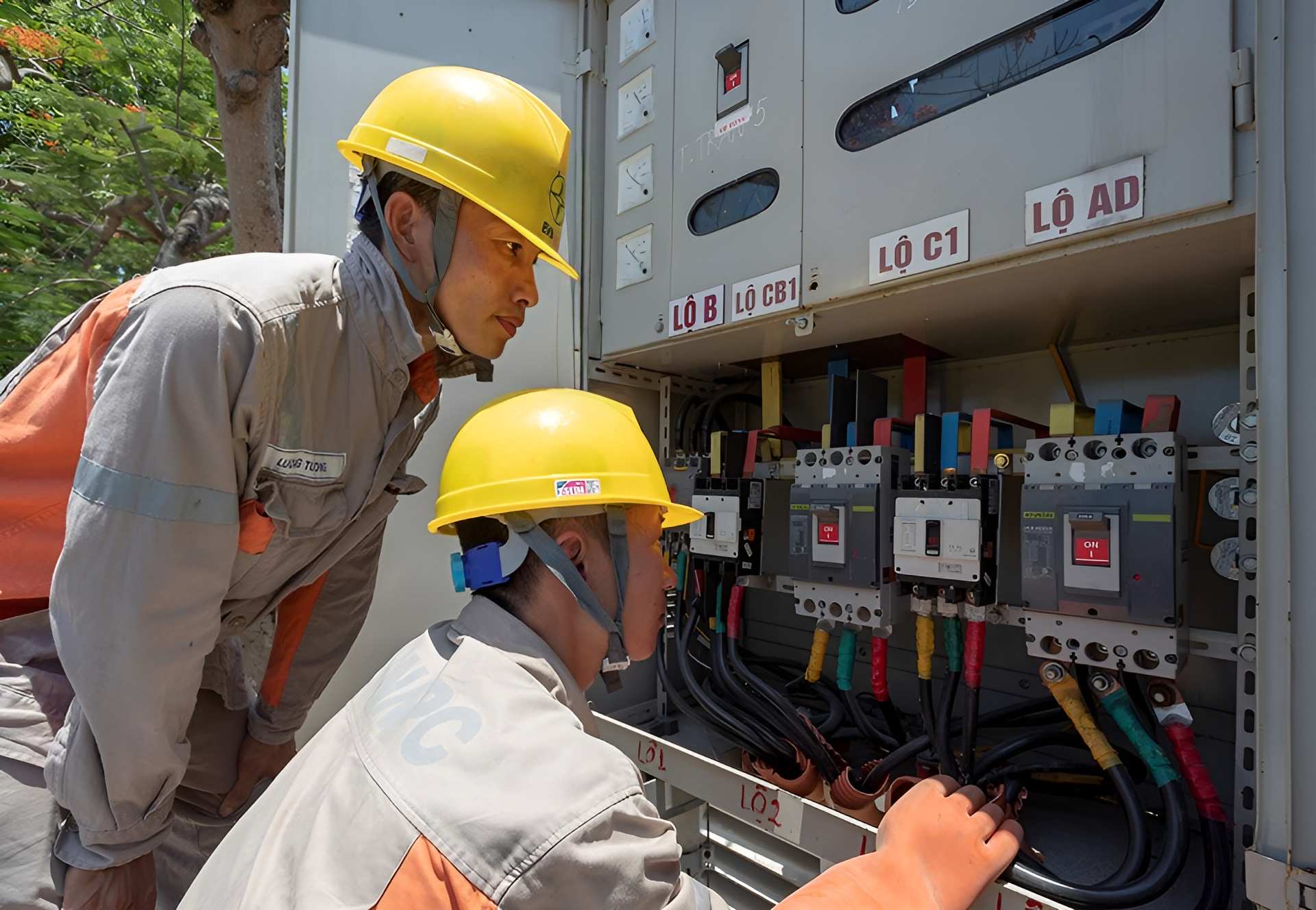 Giá điện tăng 4,8% lên hơn 2.200 đồng/kWh từ ngày mai