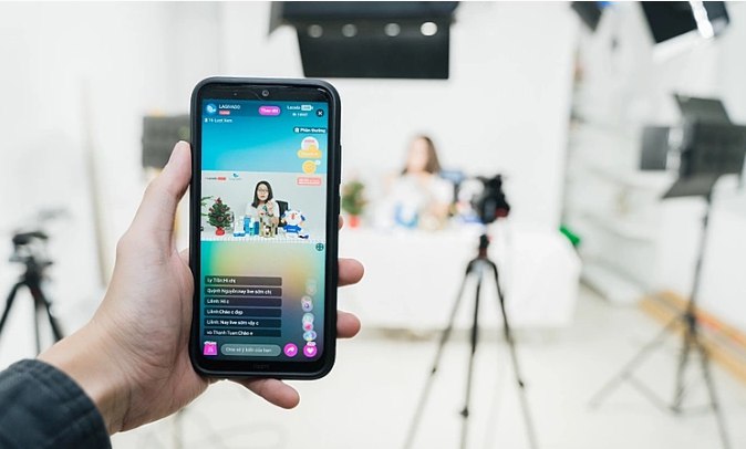 “Đốt” sức khỏe để livestream kiếm tiền tỷ: Mặt trái không thể bỏ qua