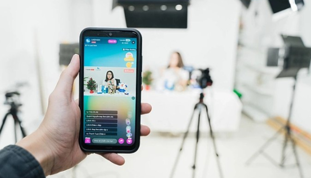 “Đốt” sức khỏe để livestream kiếm tiền tỷ: Mặt trái không thể bỏ qua