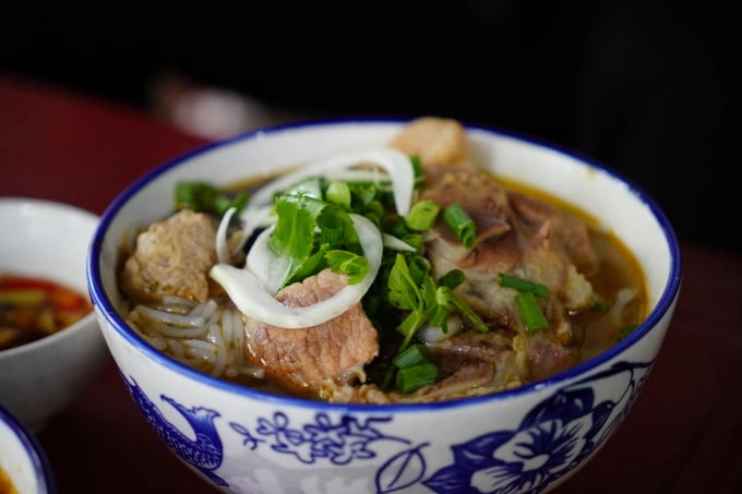 Bún bò lò củi 60 năm tại Huế - Quán không tên nhưng hút khách nhờ hương vị gia truyền