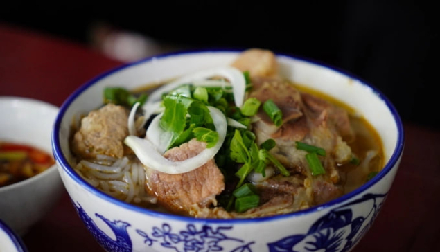 Bún bò lò củi 60 năm tại Huế - Quán không tên nhưng hút khách nhờ hương vị gia truyền